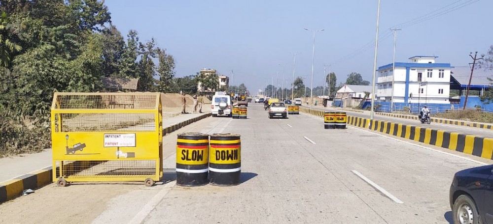 Improvised bitumen plastic barrels fitted with retroreflective tapes put up by Dimapur Police along the NH-29 Purana Bazaar-Chümoukedima stretch. (Photo Courtesy: @dimapurpolice/Twitter)